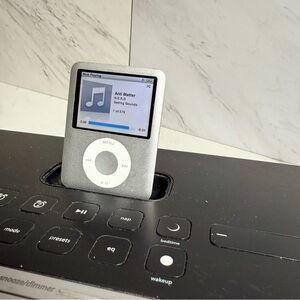 Apple iPod Nano 3rd Gen 4GB A1236 + iHome iA91 Dual Alarm Clock Radio MP3 Player